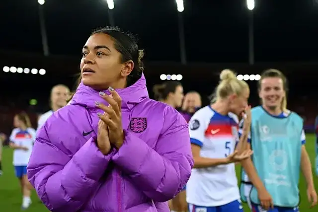 No more knees before matches. After racist attacks on Jess Carter, football is looking for other ways to fight racism