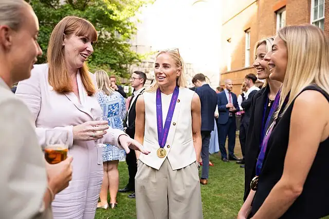 The captain is staying. Alex Greenwood has extended her contract