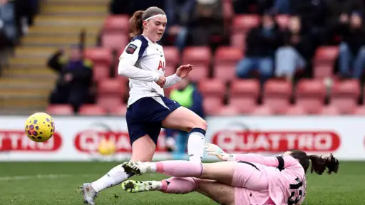 TOT vs. LEI: Spurs attack the top of the table thanks to Neville's own goal