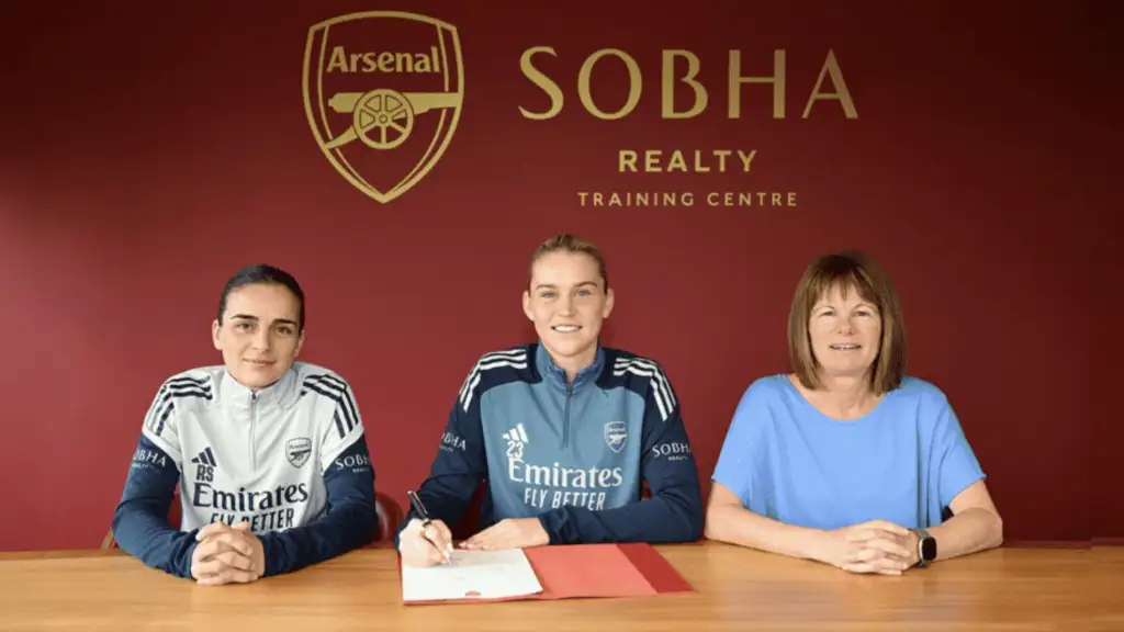 Less wants more. Alessia Russo signs new long-term contract at Arsenal