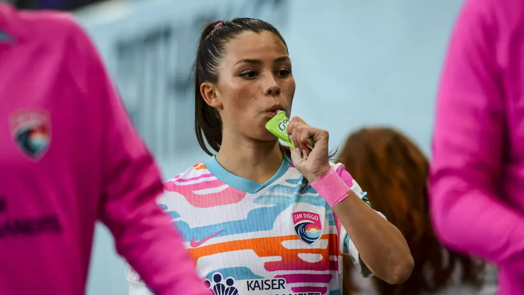 Blessing from Alex Morgan? Melanie Bárcenas got her idol's jersey. Then she broke the record