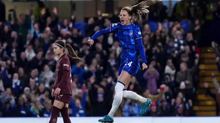 Chelsea turn the score around in 42 minutes and advance to the UWCL semifinals