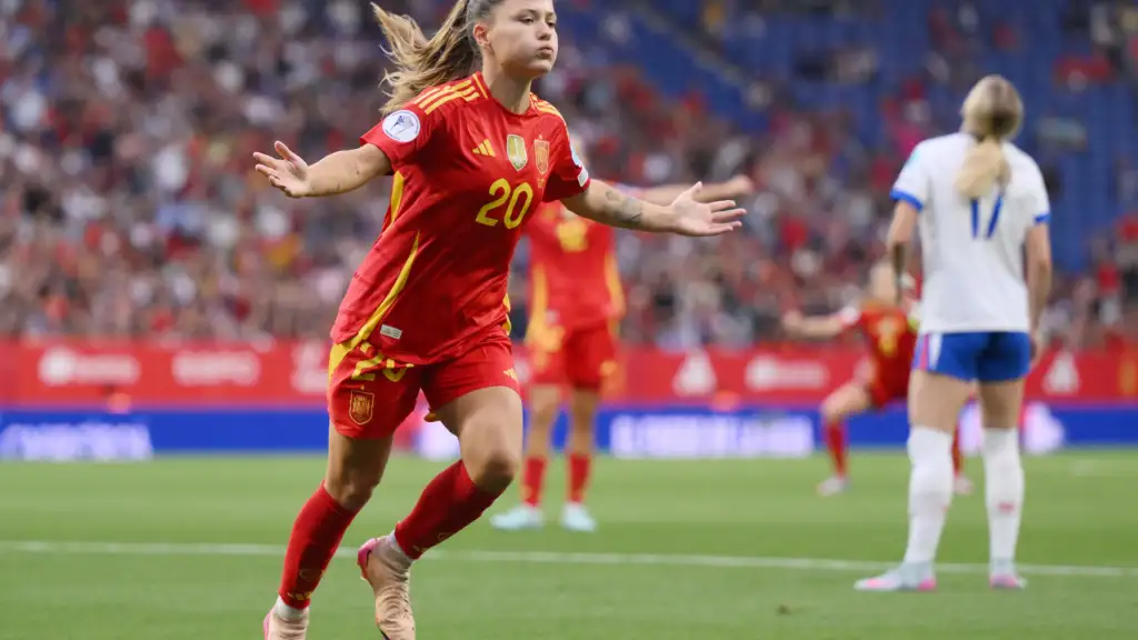 Spain qualified for the Nations League semi-finals after defeating Lionesses 2–1