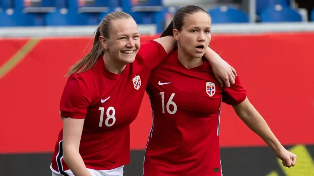 Two goals from Frida Maanum and Norway is in the quarterfinals! What was her journey to Euro like?