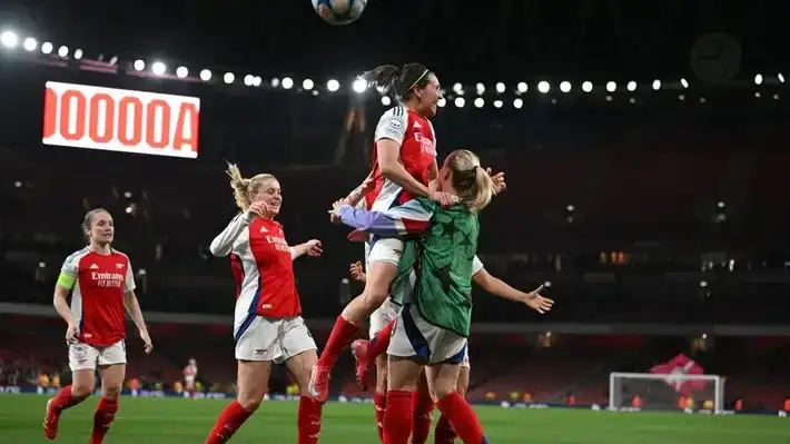 Arsenal turn the series around with a 3-0 win over Real Madrid and qualify for the UWCL semi-finals